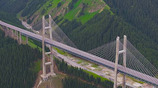 4K航拍新疆伊犁果子沟大桥自然风景视频的预览图
