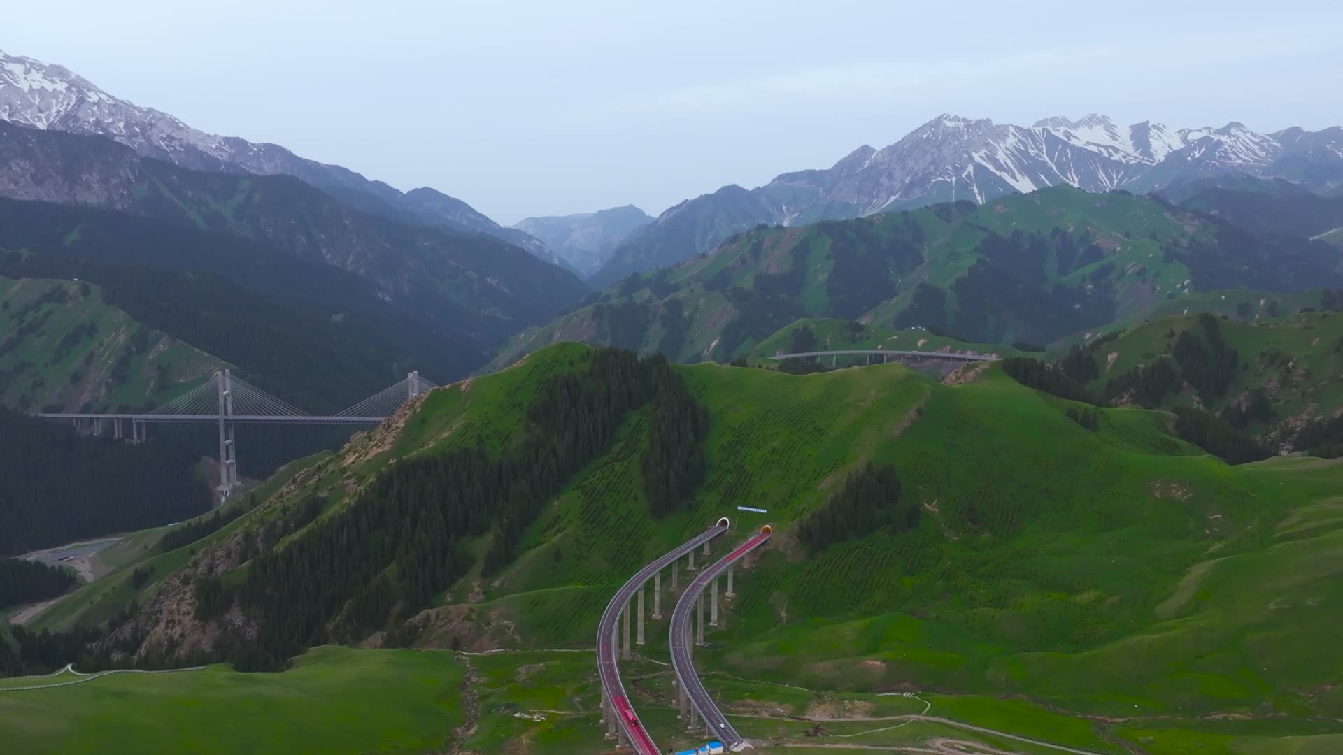 4K航拍新疆伊犁果子沟大桥自然风景视频的预览图