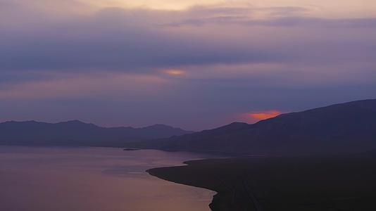 4K航拍新疆赛里木湖晚霞日落自然美景视频的预览图