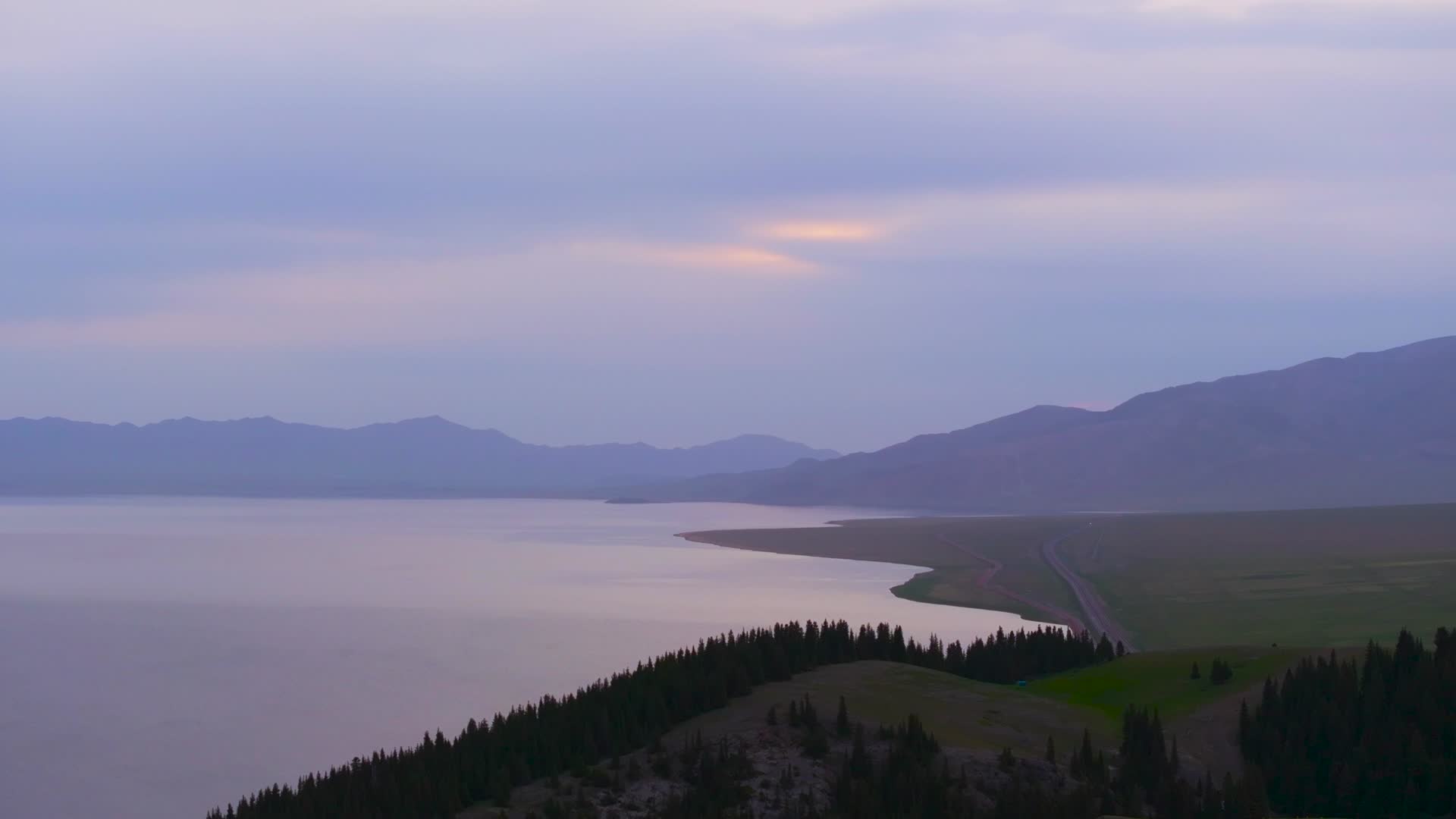 4K航拍新疆赛里木湖晚霞日落自然美景视频的预览图