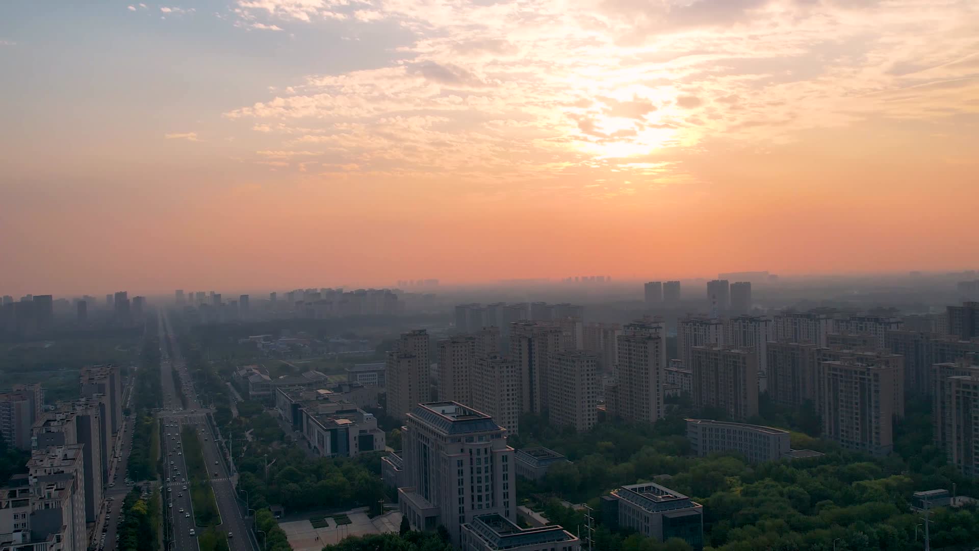 4K拍摄城市日落航拍视频的预览图