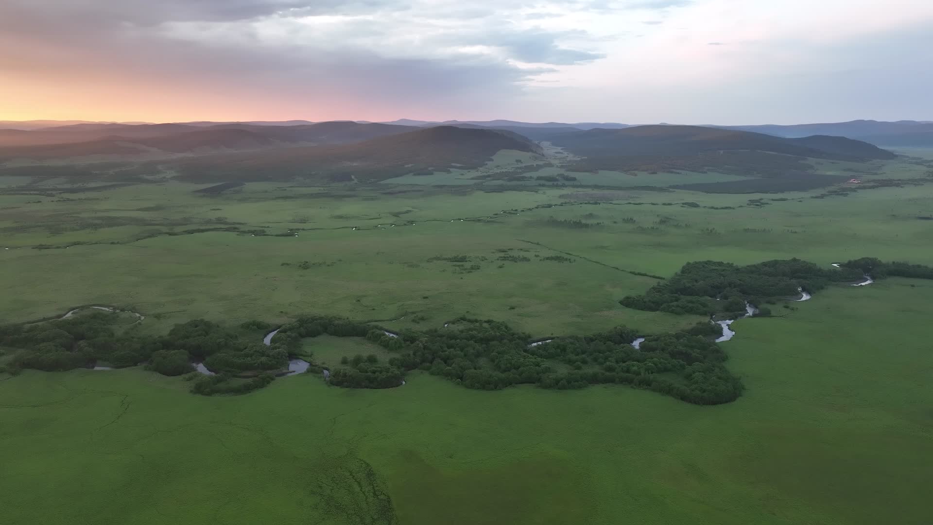 航拍大兴安岭林区湿地朝霞视频的预览图
