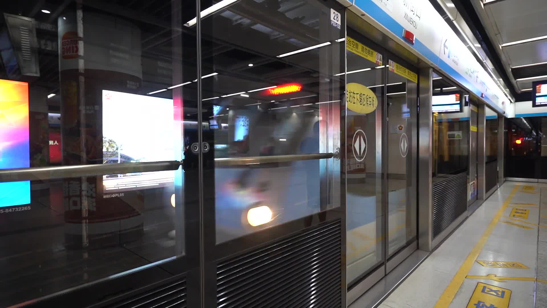 地铁进出站通勤的路上视频的预览图