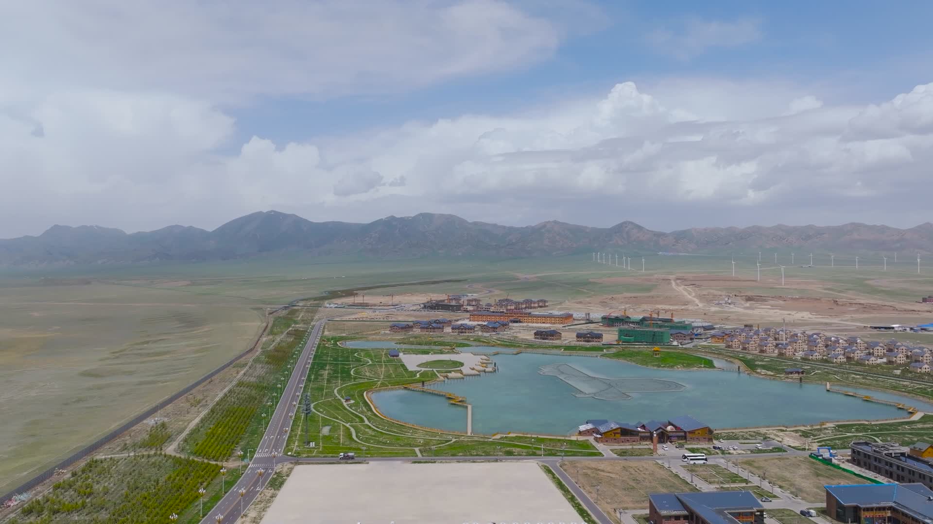 4K航拍新疆赛里木湖自然风光美景视频的预览图