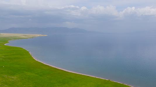 4K航拍新疆赛里木湖自然风光美景视频的预览图