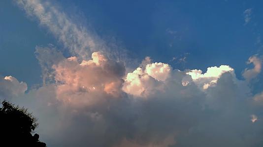 一组云卷云舒延时空境视频的预览图