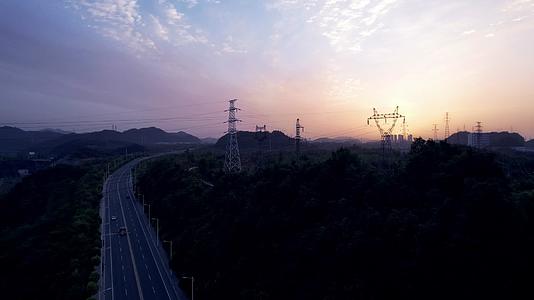 4K电网电力运输日出朝霞航拍视频视频的预览图