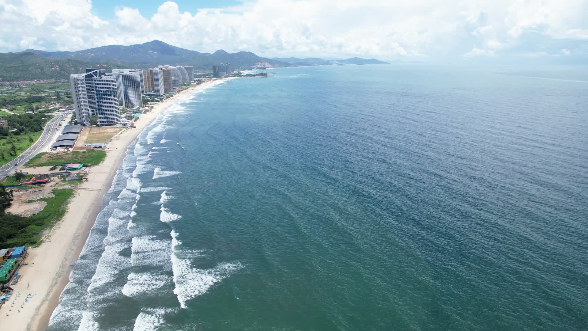 4K广东惠州海滩沙滩自然风光夏季风景航拍视频视频的预览图