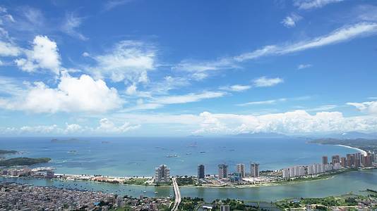 4K广东惠州双月湾海岸线自然风光航拍视频视频的预览图