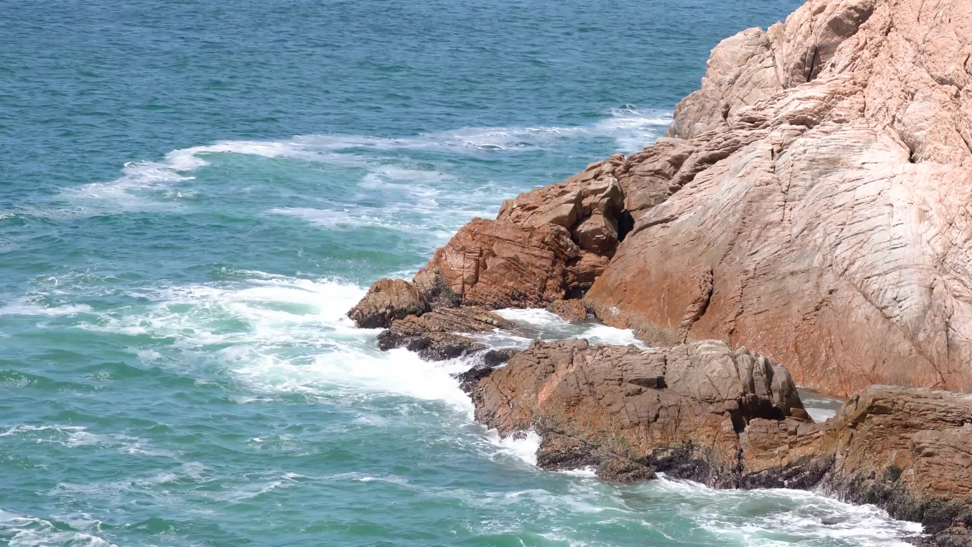 4K海岛礁石海浪浪花海岸线实拍视频视频的预览图