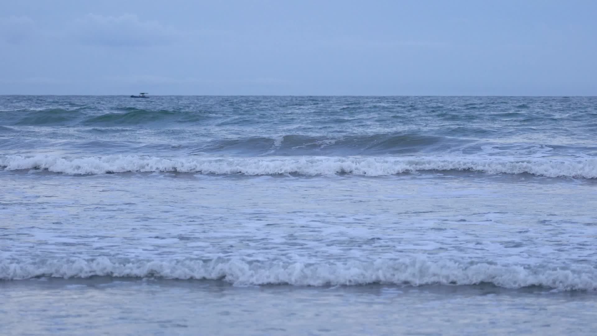 4K海浪浪花大海海洋风光航拍视频视频的预览图