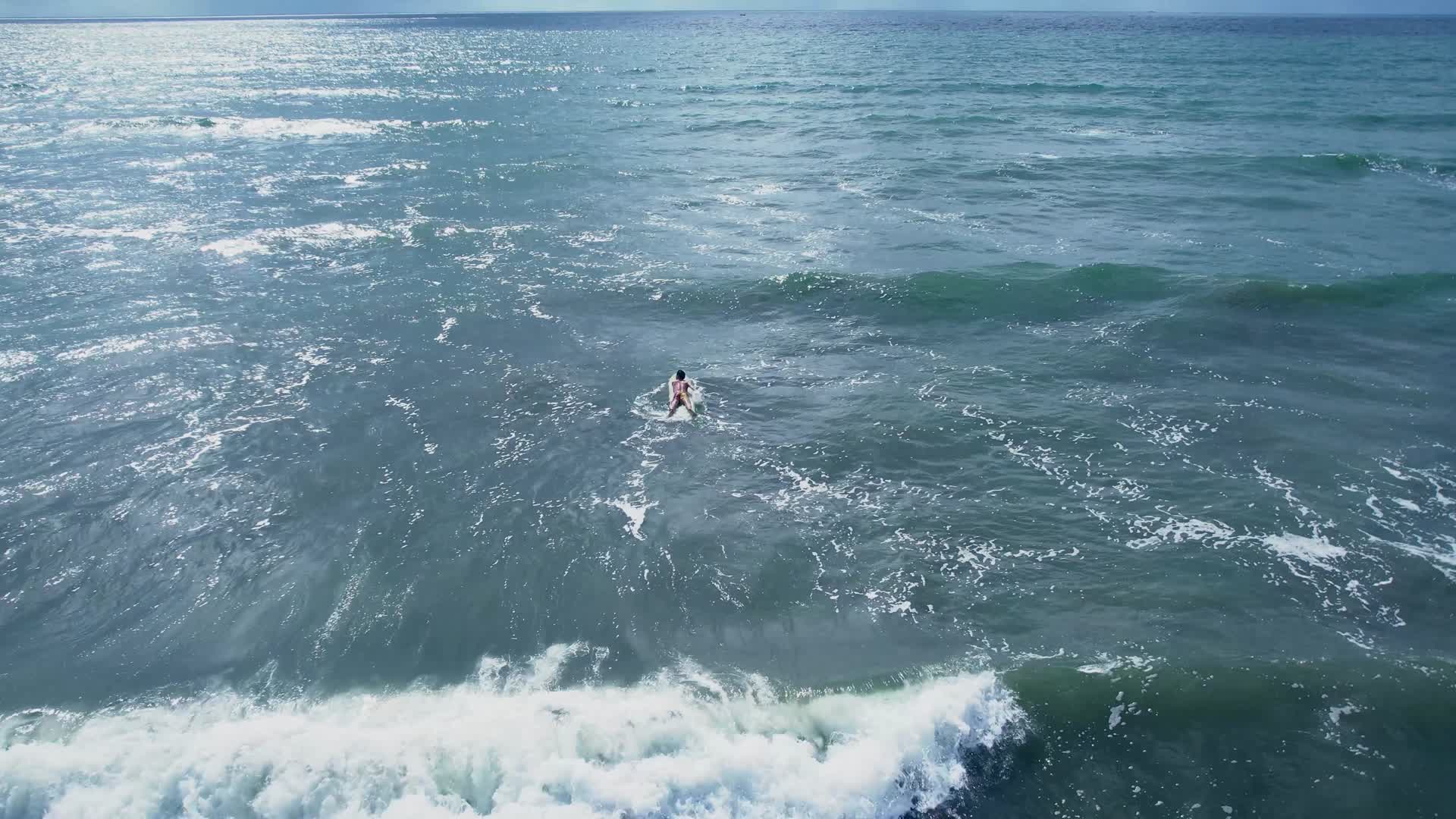 4K海上冲浪等浪花冲击实拍视频视频的预览图