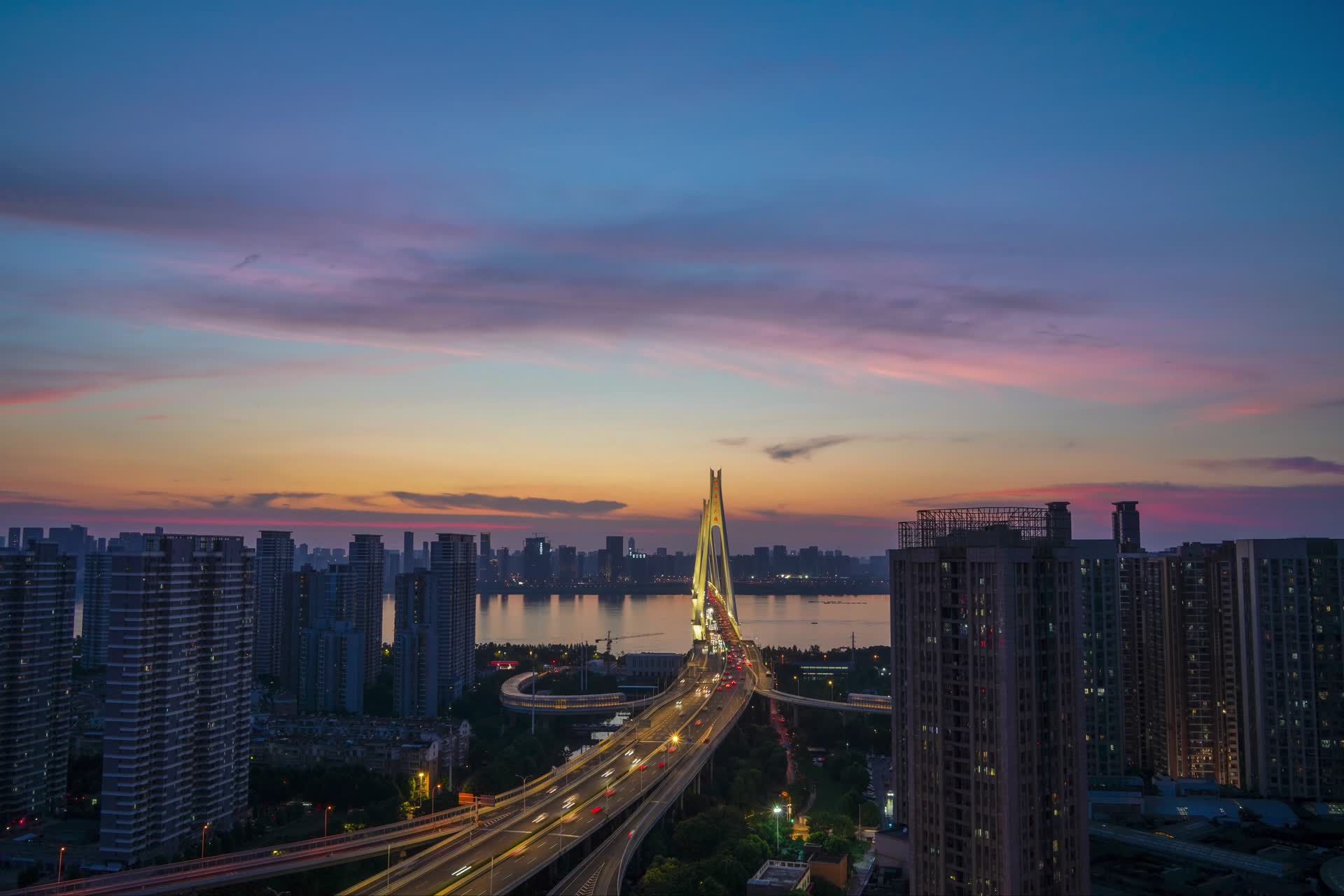 武汉二七长江大桥日落晚霞视频的预览图