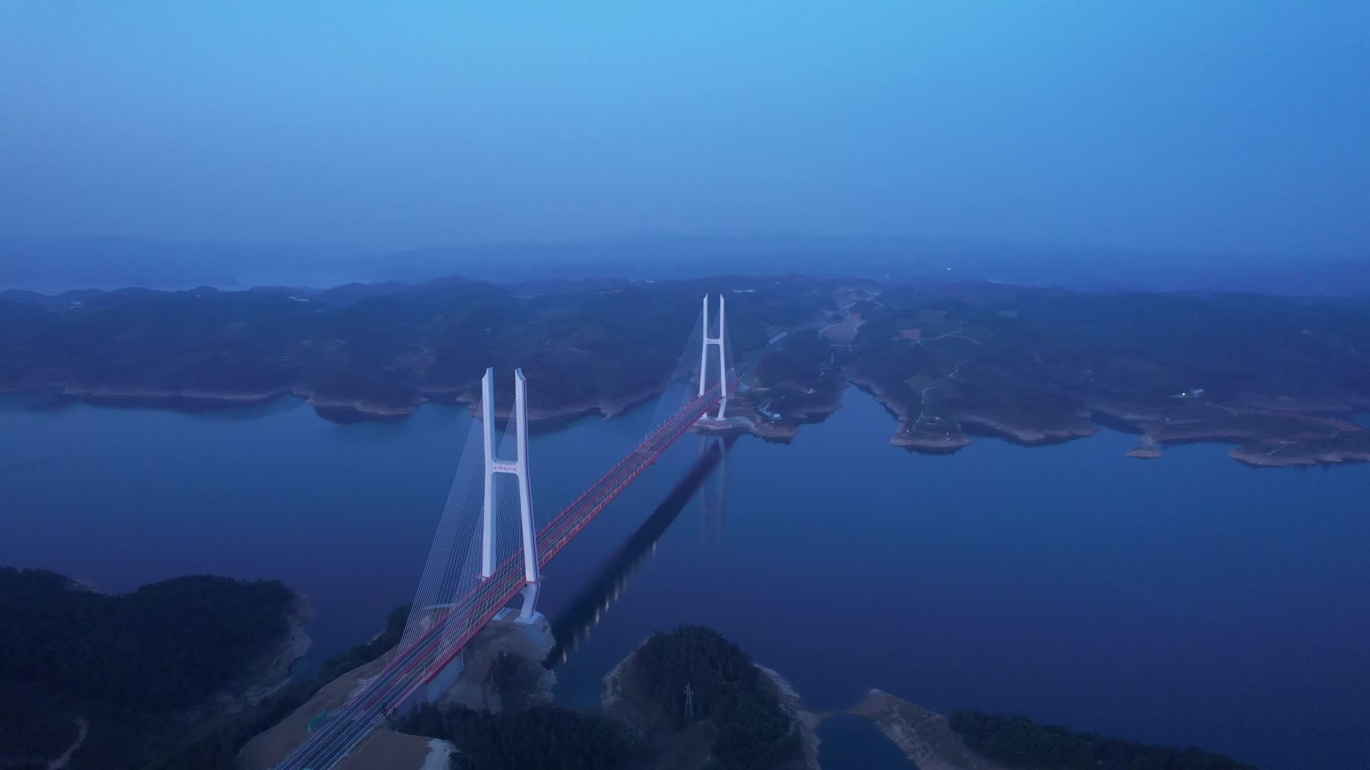 4K湖北丹江口水库特大桥航拍视频视频的预览图