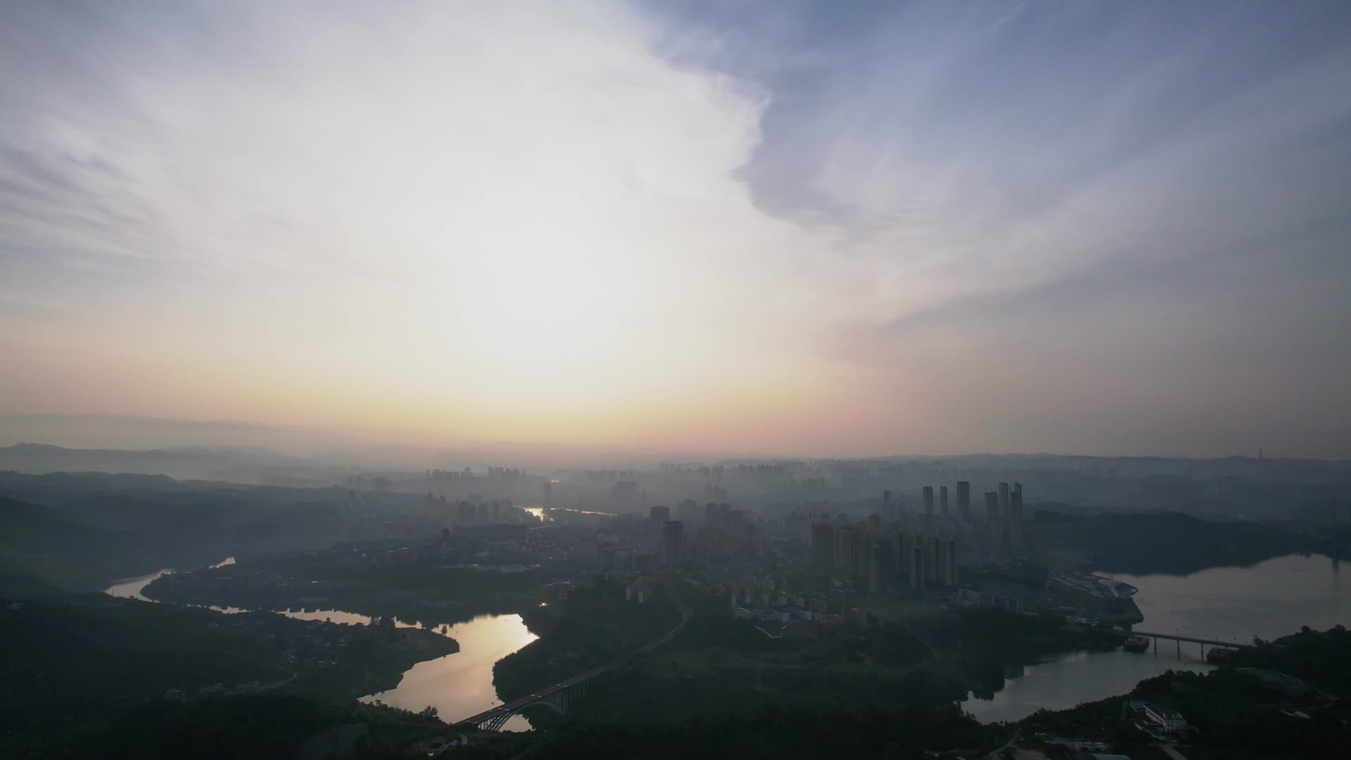 4K湖北宜昌城市天际线全景日落航拍视频视频的预览图