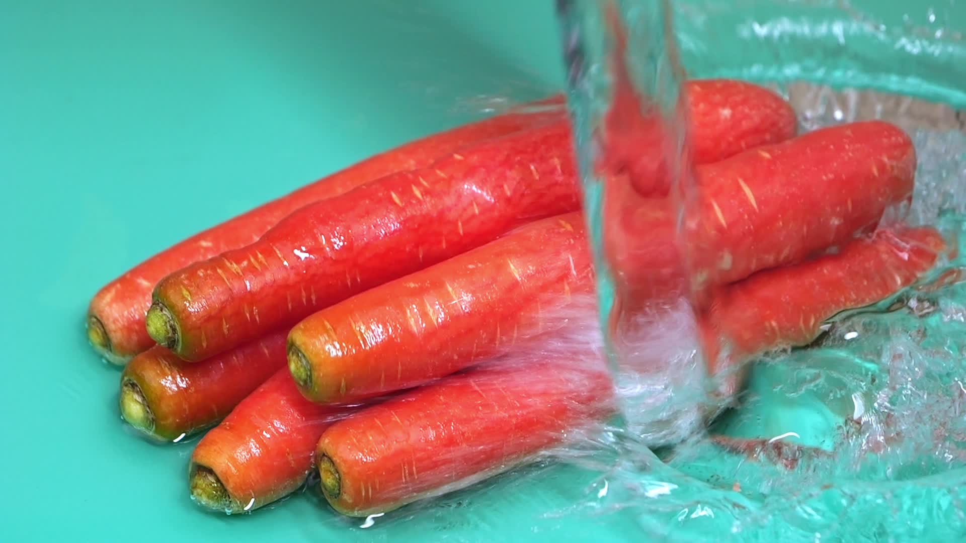 胡萝卜水果胡萝卜入水创意视频视频的预览图