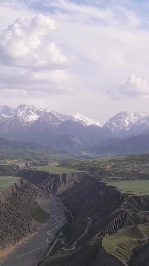 高清竖屏航拍新疆红山大峡谷视频的预览图