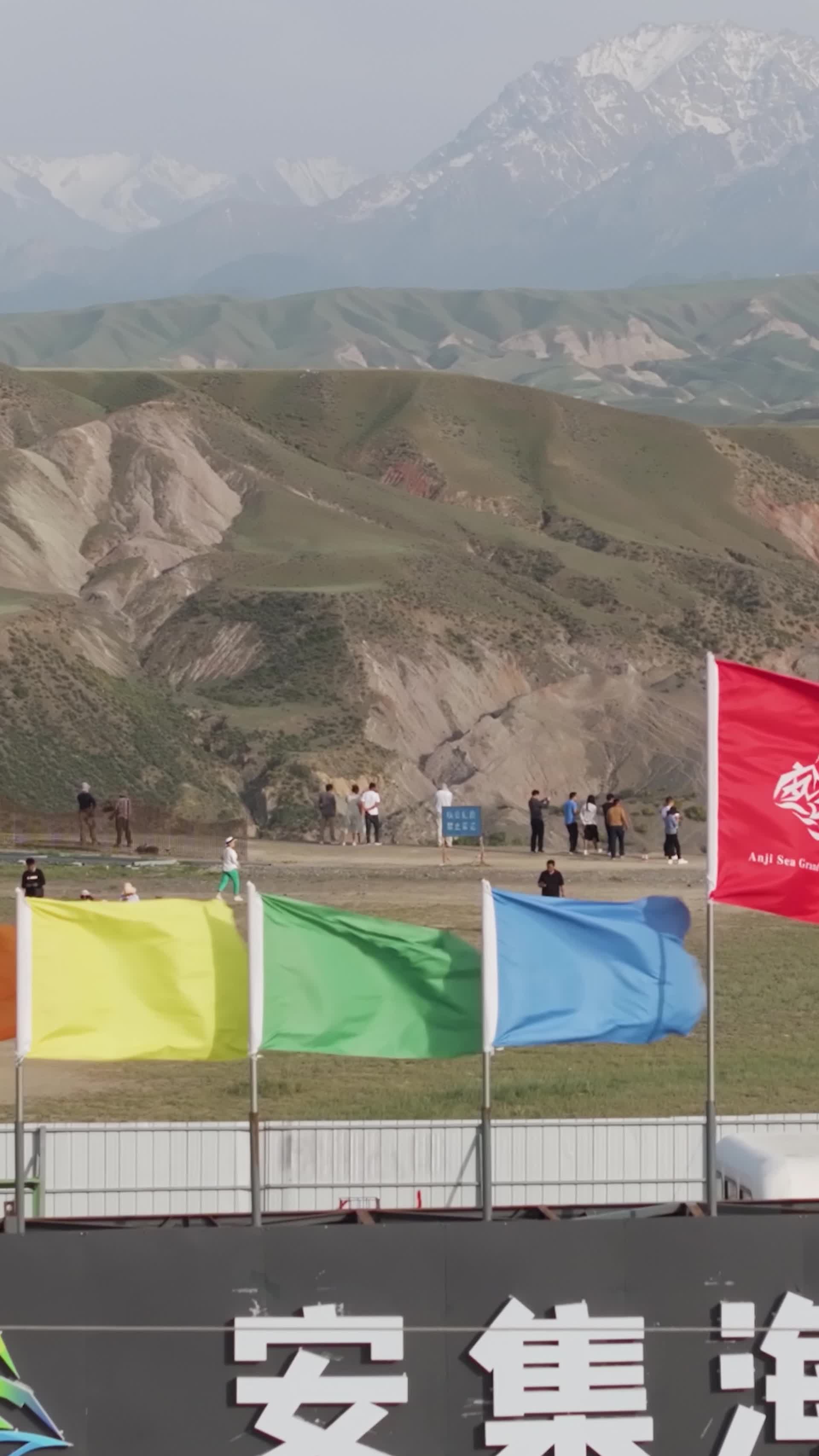 高清竖屏航拍新疆安集海大峡谷风光视频的预览图