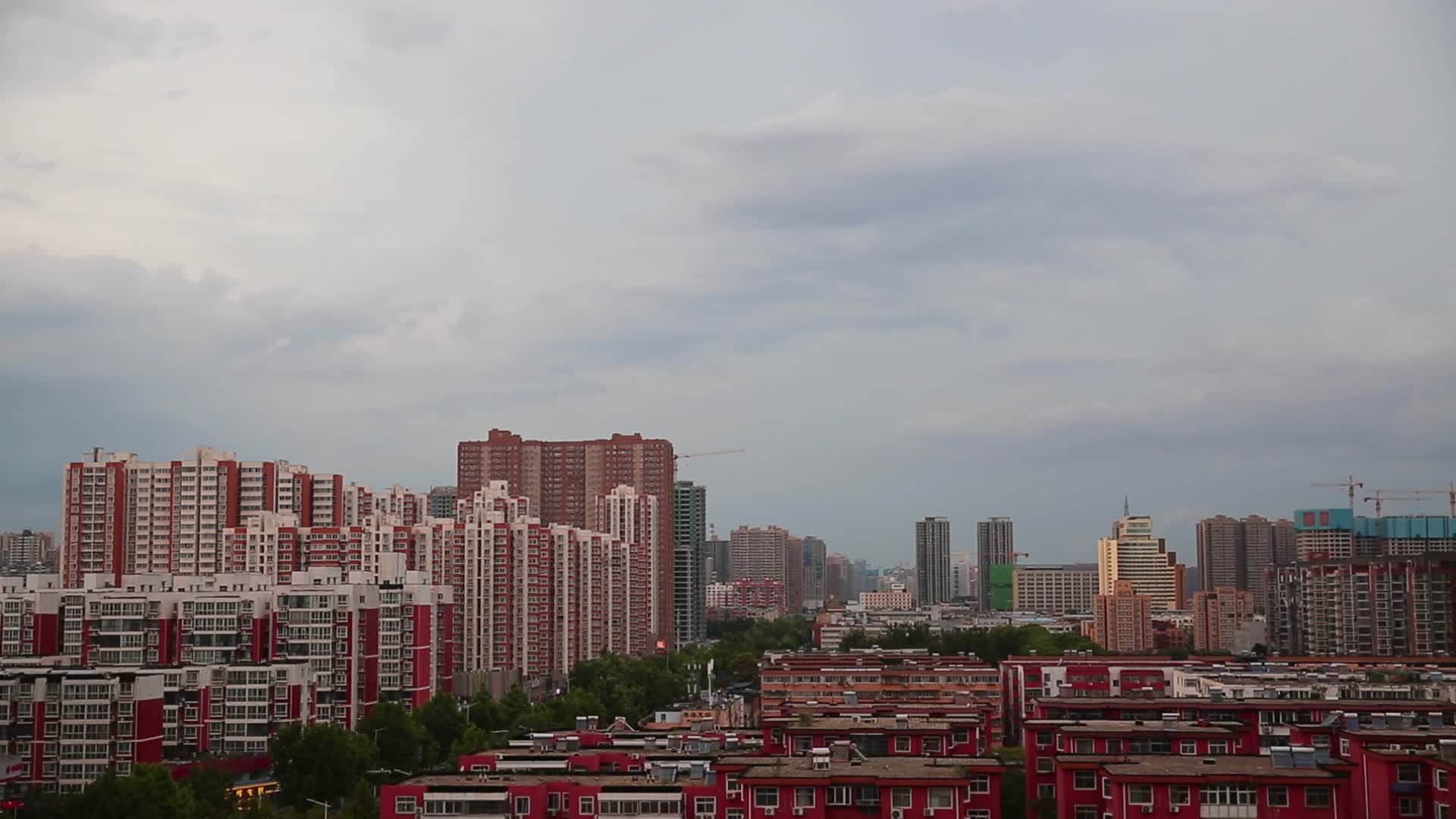 阴云密布的城市天空延迟摄影视频的预览图
