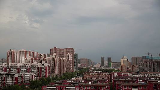 乌云密布的城市天空延迟摄影视频的预览图