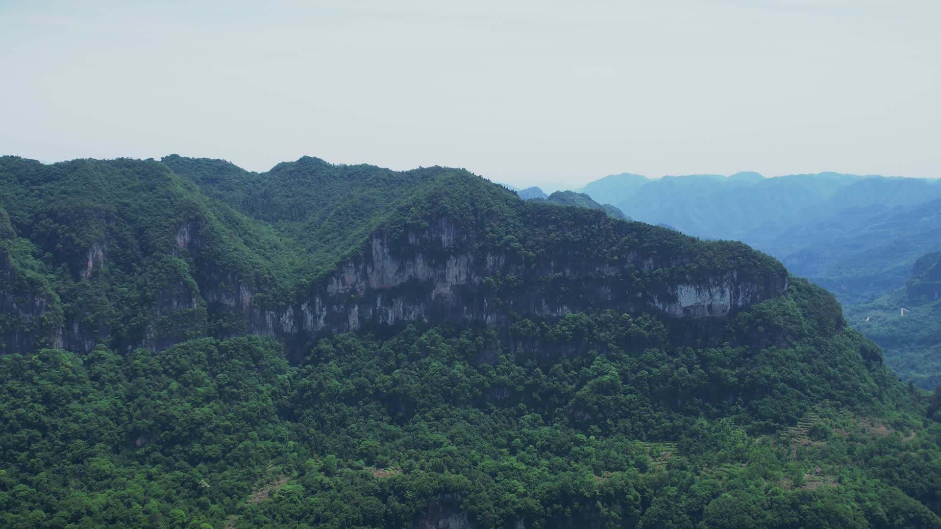4K山峰峭壁自然风光航拍视频视频的预览图