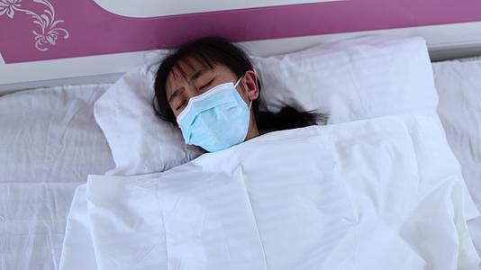 女人生病感冒咳嗽呼吸困难视频的预览图