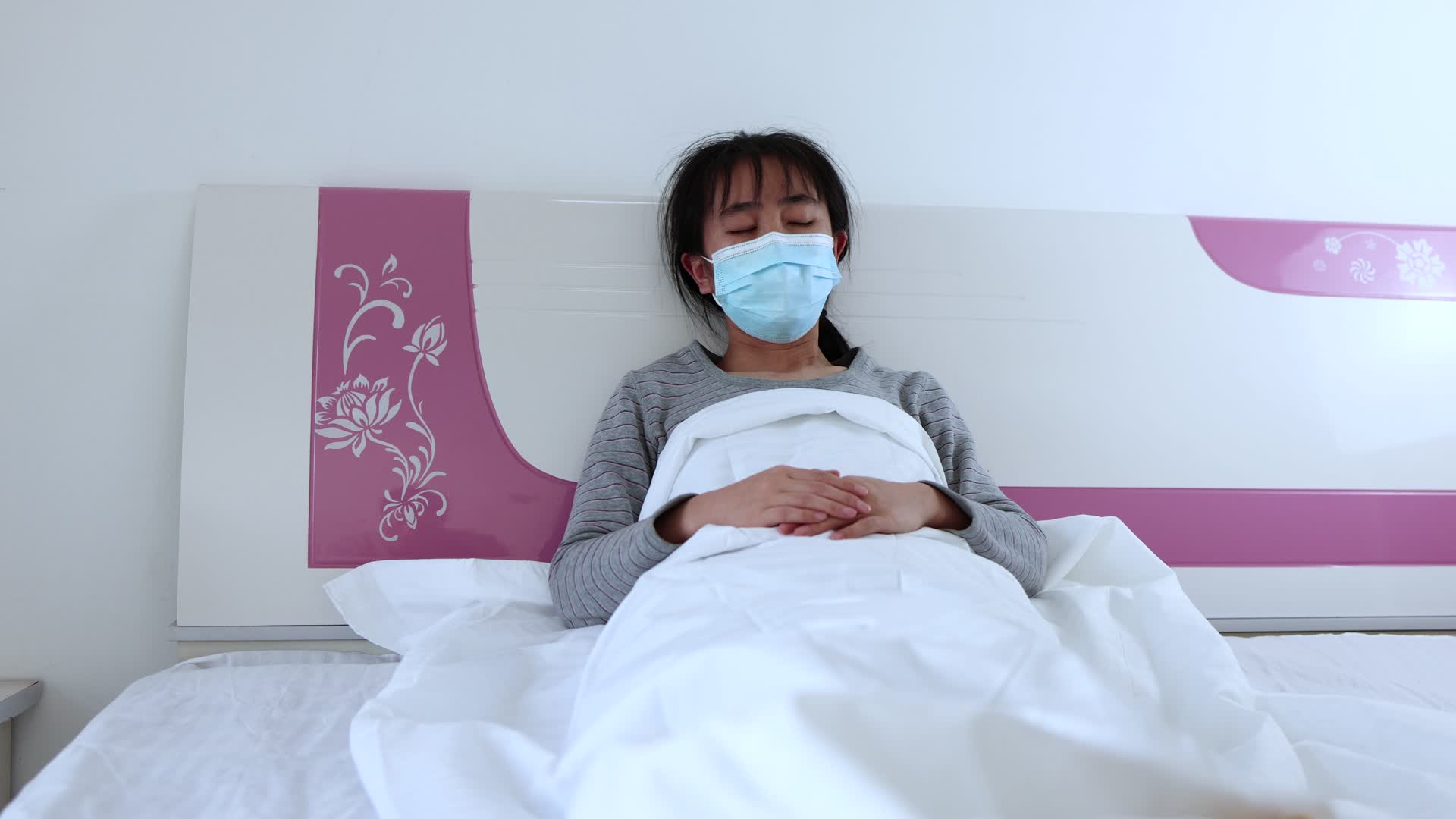 生病感冒发烧卧病在床的女人视频的预览图