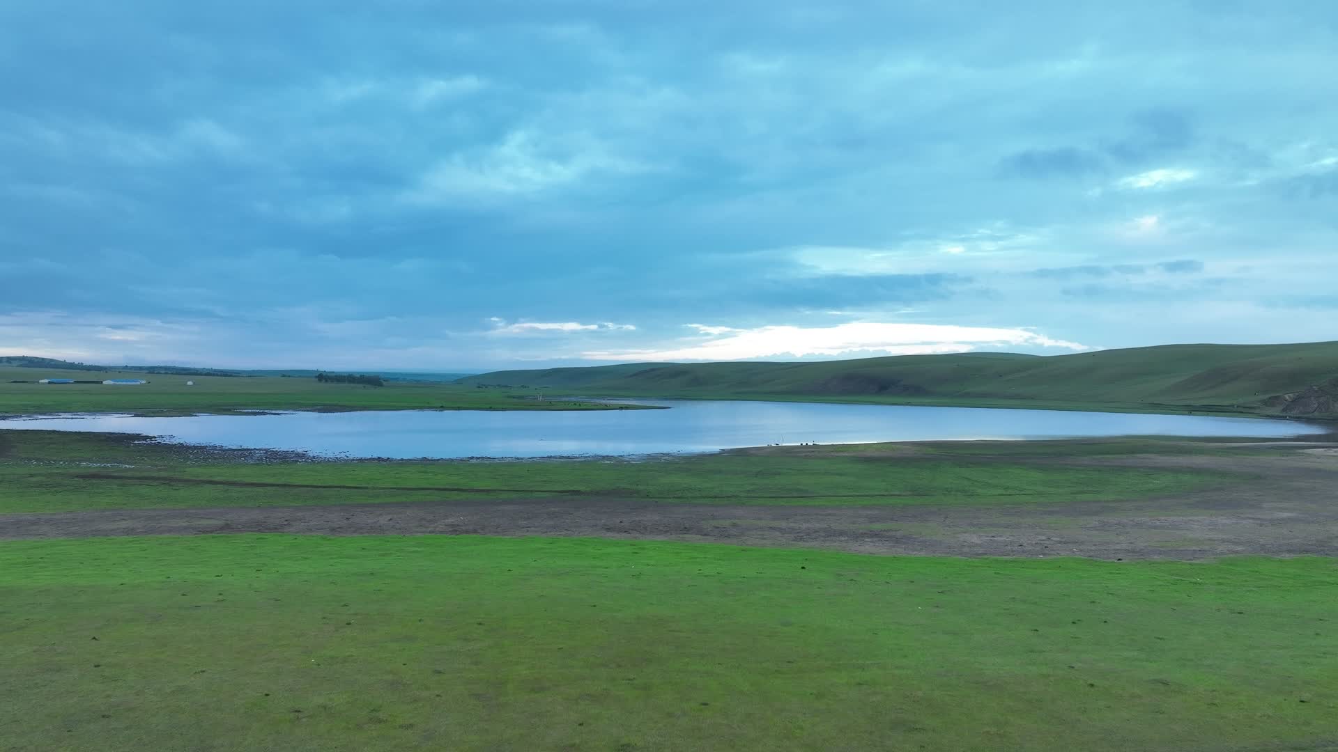 航拍呼伦贝尔草原夏日晨曦风景视频的预览图
