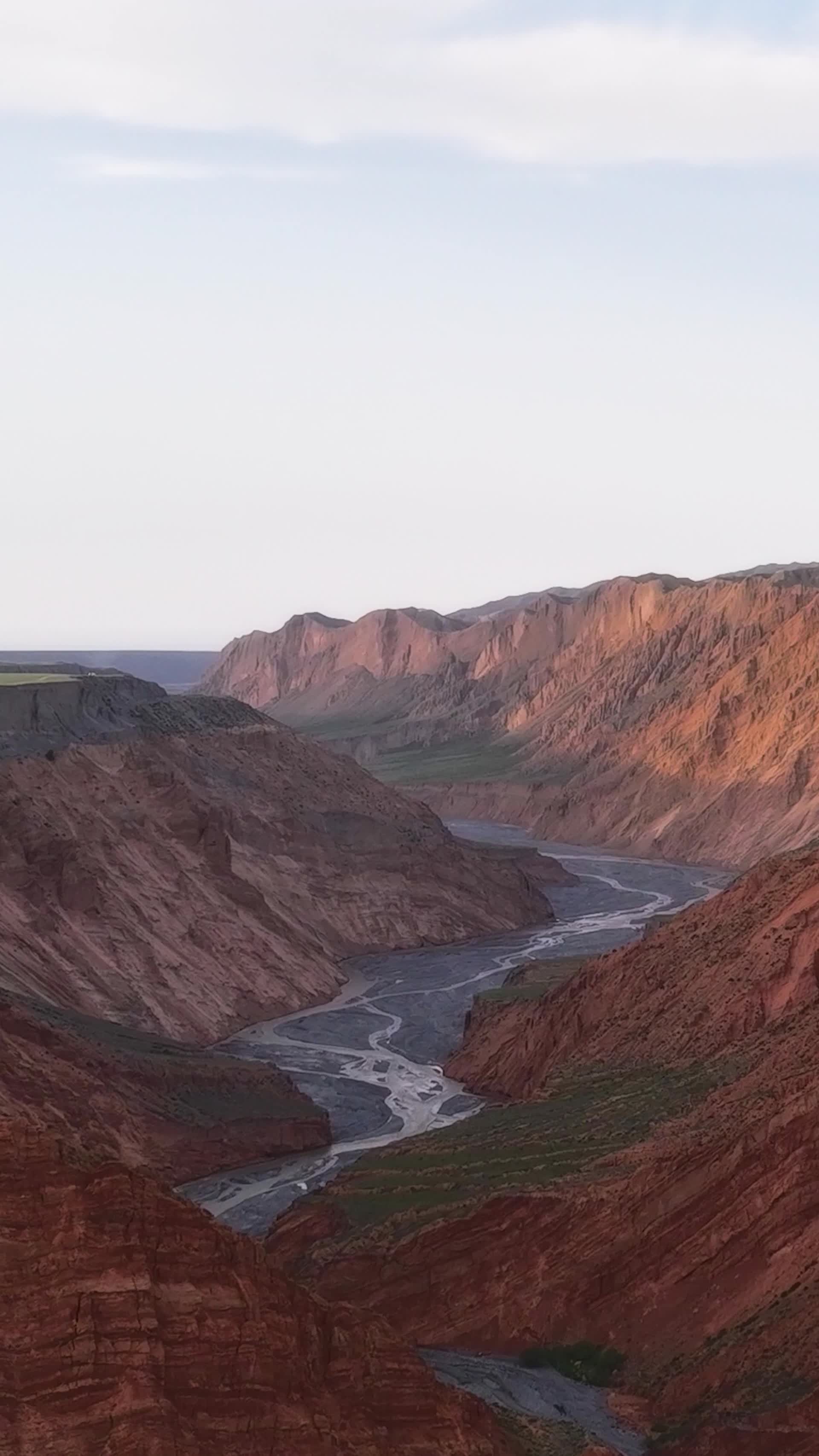 高清竖屏航拍新疆红山大峡谷景观视频的预览图