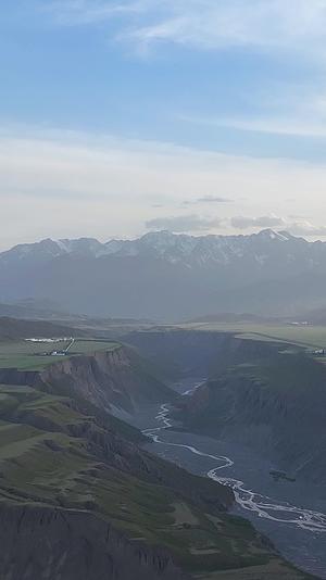 高清竖屏航拍新疆红山大峡谷景观视频的预览图