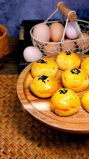 蛋黄酥中式美食糕点展示视频的预览图