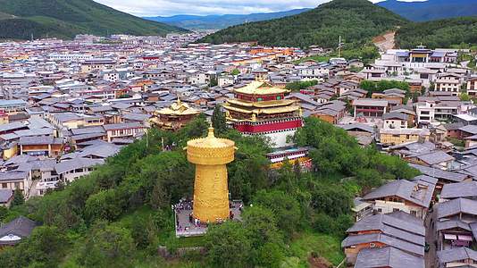 云南迪庆香格里拉独克宗古城噶丹松赞林寺视频的预览图