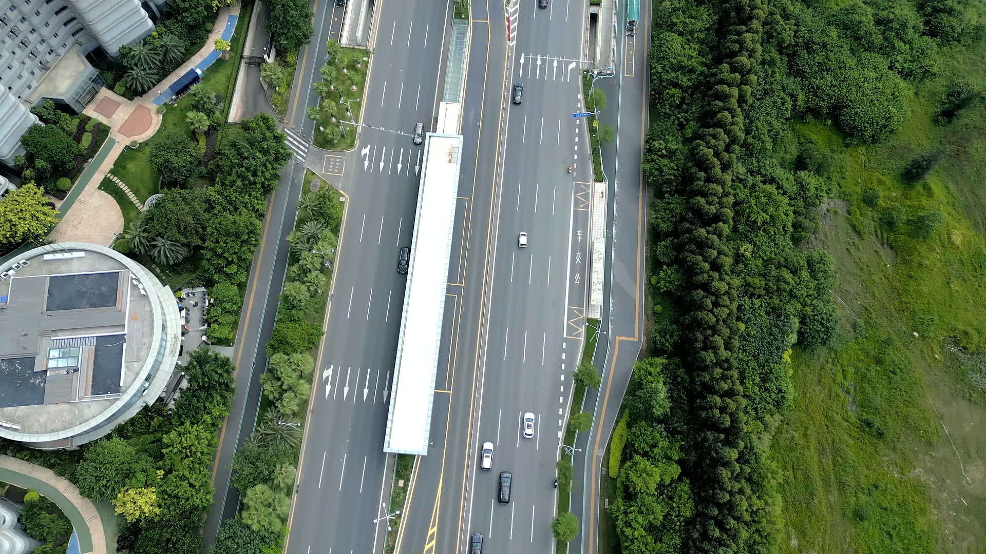 厦门滨海西大道晴天道路航拍视频的预览图