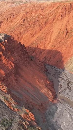 高清竖屏航拍红山大峡谷地质地貌视频的预览图