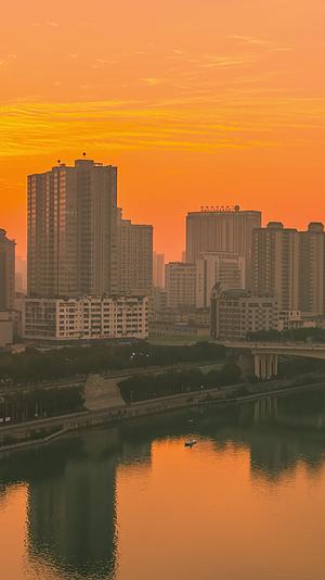高清竖屏航拍南宁城市日出橙色光影视频的预览图