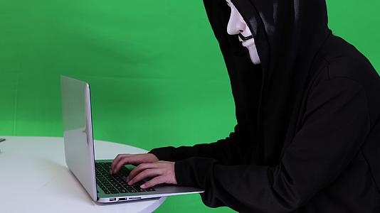 黑客绿幕抠图视频的预览图
