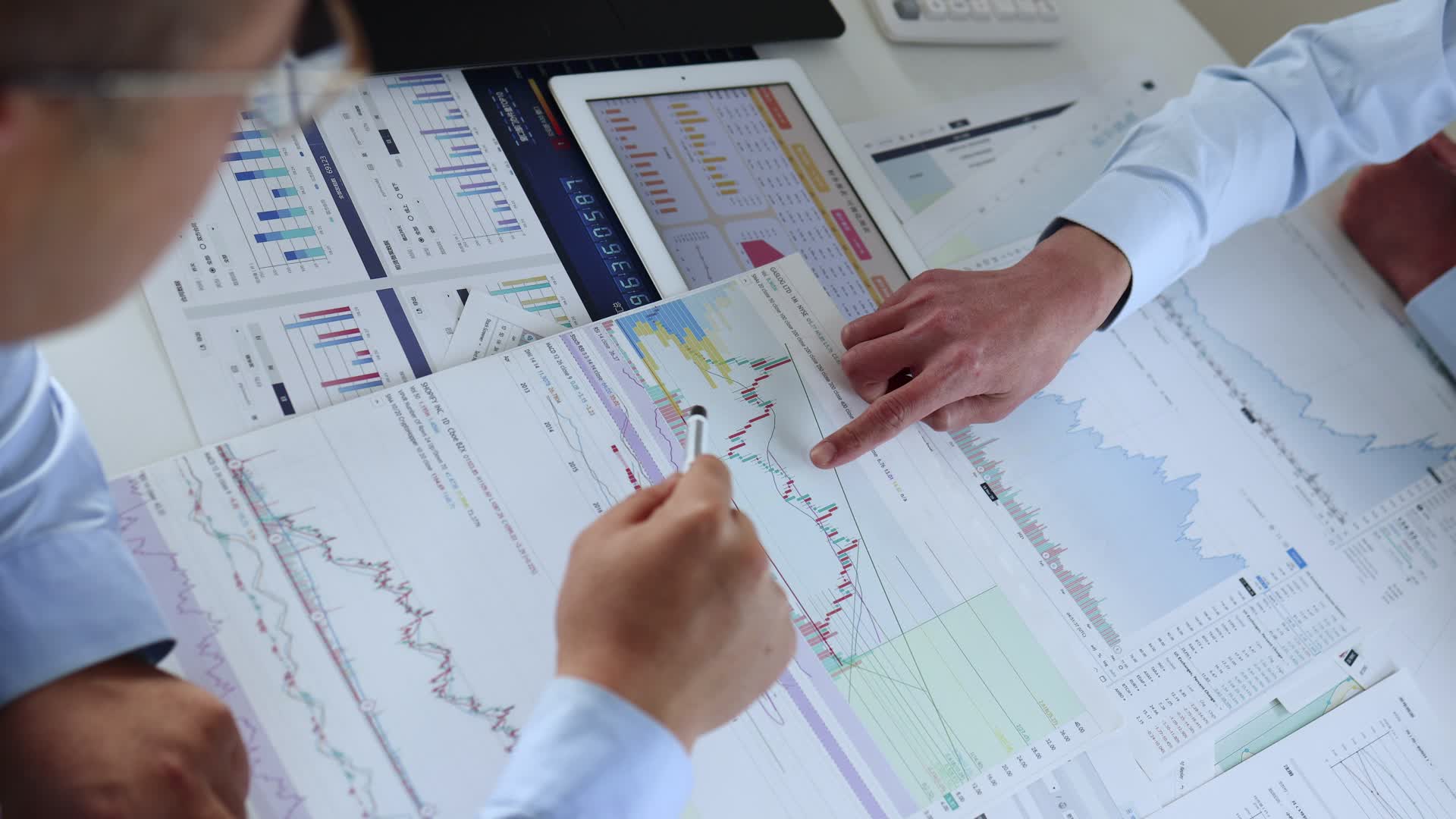 交易员分析交流股市行情视频的预览图