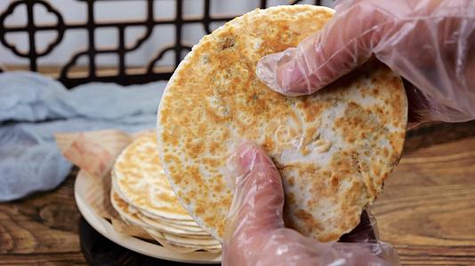 锅盔烧饼安徽特产美食视频的预览图