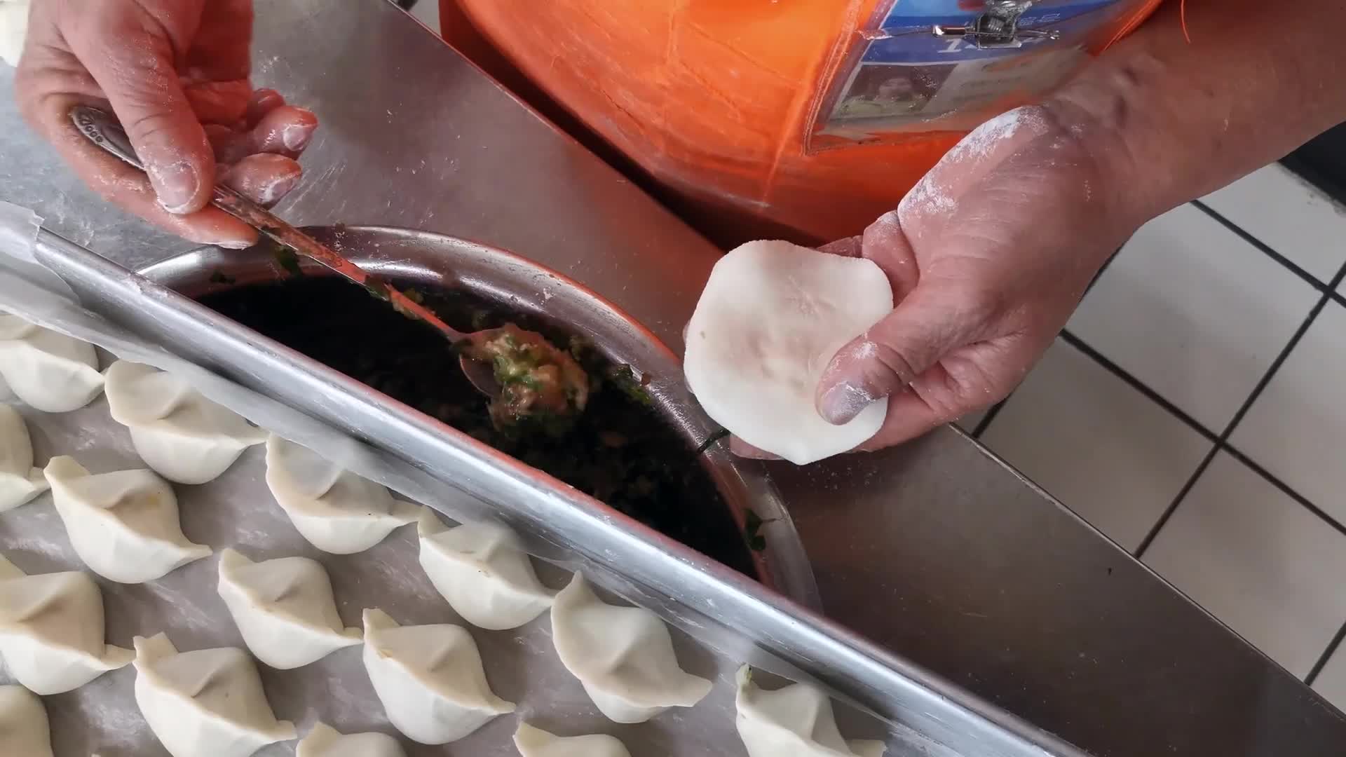 包饺子生活服务吃美食视频的预览图