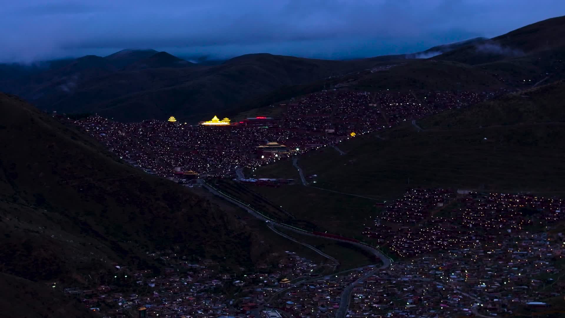 4K航拍四川甘孜色达县灯火通明的城市风光视频的预览图