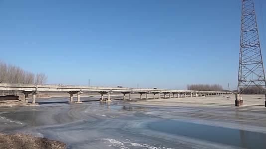 冬季辽河大桥冰水麻雀实拍视频的预览图