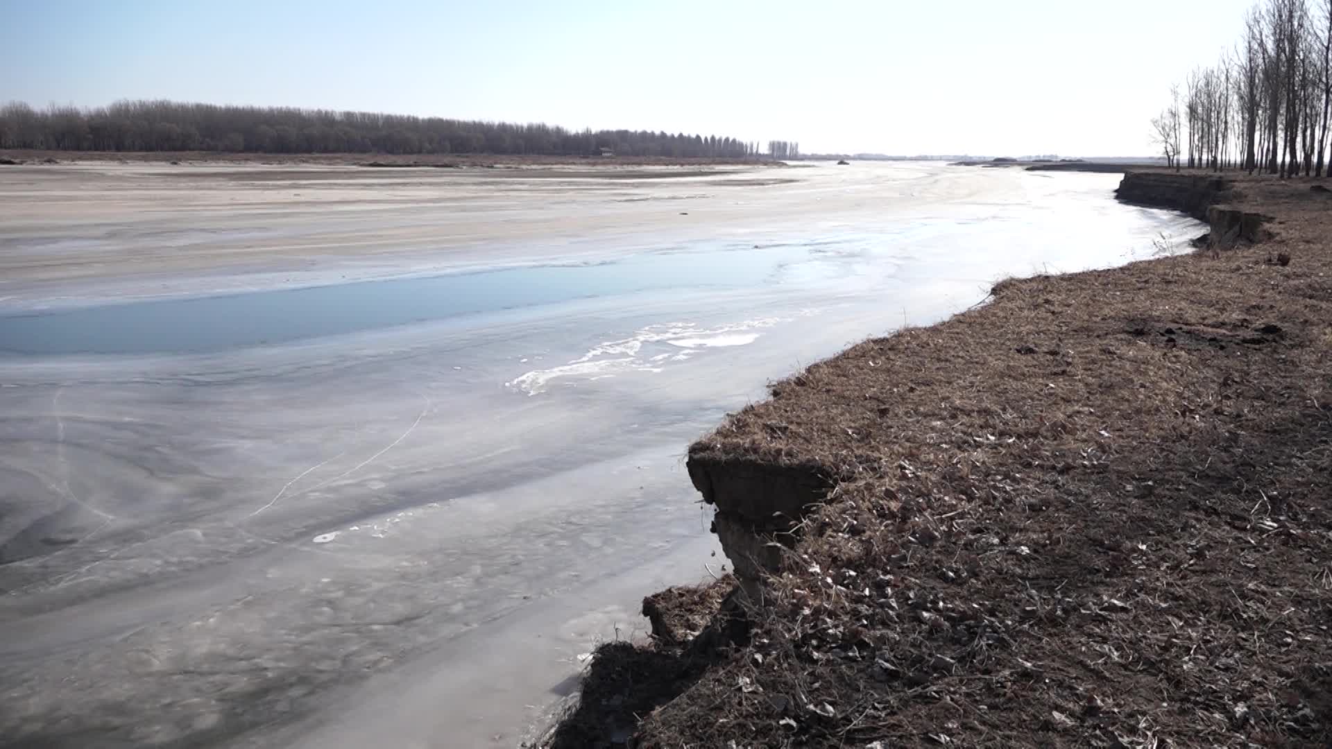 冬季辽河大桥冰水麻雀实拍视频的预览图