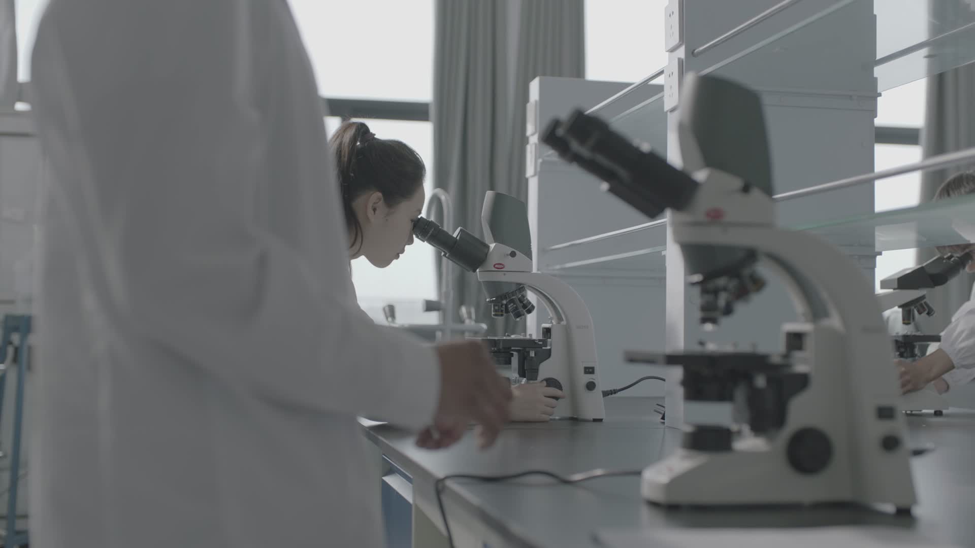 科研研究室显微镜视频的预览图