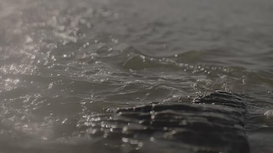 流淌的长江水河水升格慢动作视频的预览图