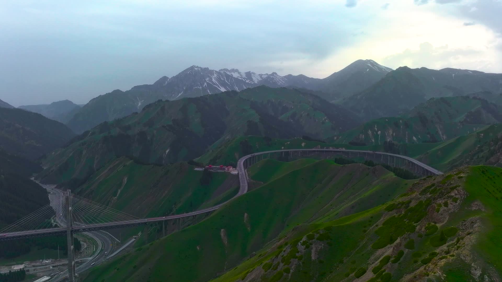 4K延时航拍新疆果子沟大桥风景视频的预览图