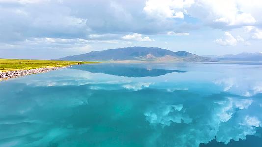 4K航拍新疆赛里木湖湖泊镜面美景视频的预览图