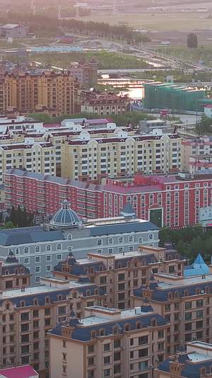 高清竖屏航拍新疆布尔津县建筑群和布尔津河视频的预览图