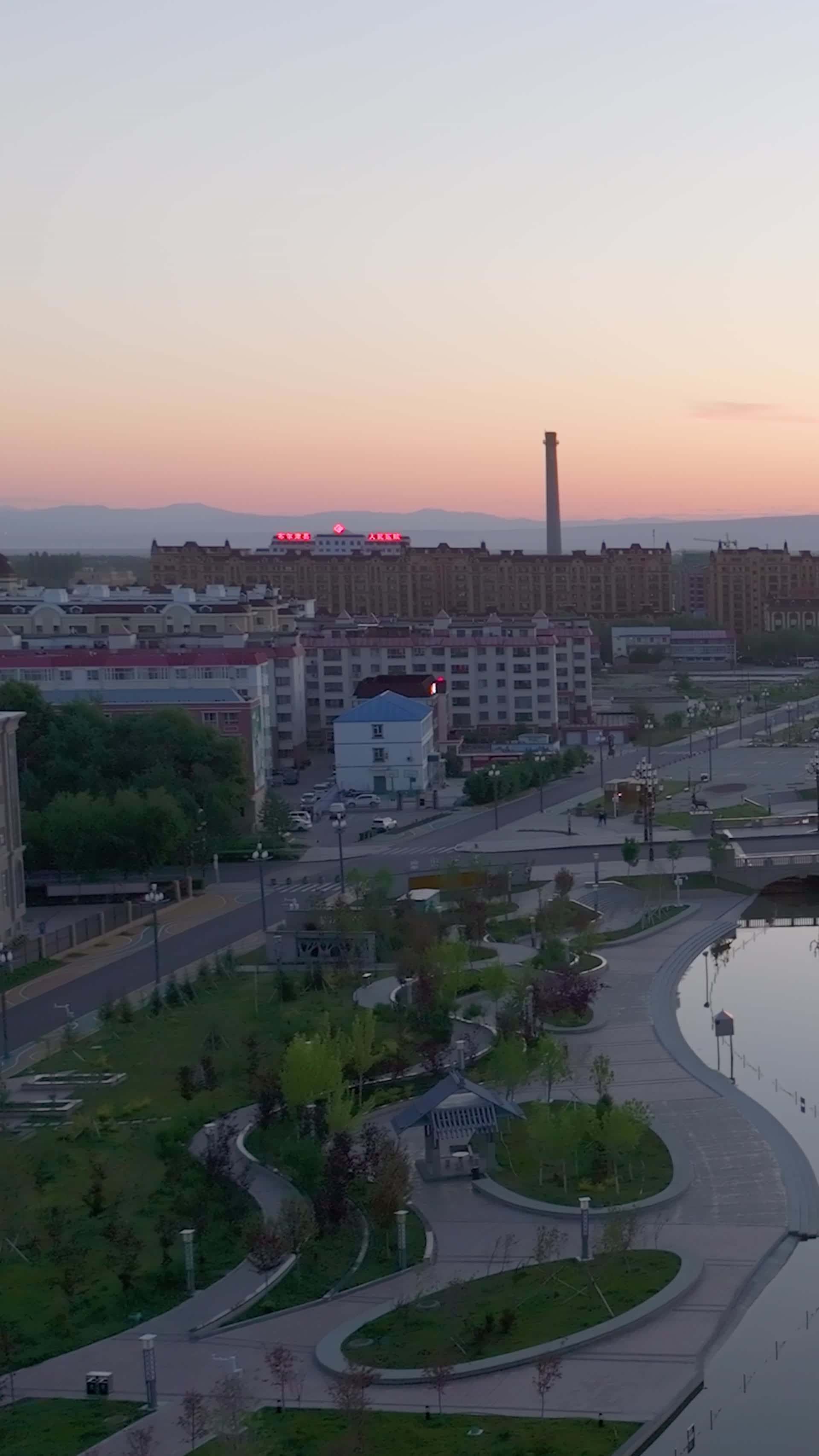 高清竖屏航拍新疆布尔津县日出霞光视频的预览图
