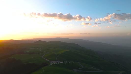 4K航拍新疆伊犁阿克塔斯草原清晨日出美丽风景视频的预览图