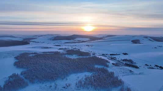 航拍大兴安岭冬天雪景夕阳视频的预览图
